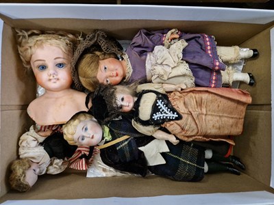 Lot 444 - Box - assorted vintage collectors dolls in...