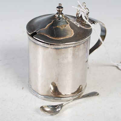 Lot 153 - A George III Scottish silver mustard pot,...