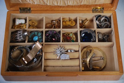 Lot 231 - A burr walnut jewellery box containing...