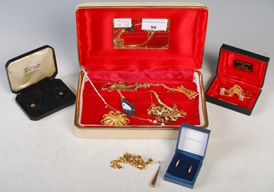 Lot 96 - Costume jewellery box containing assorted...
