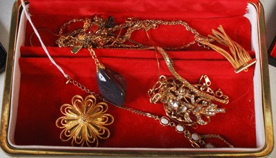 Lot 96 - Costume jewellery box containing assorted...