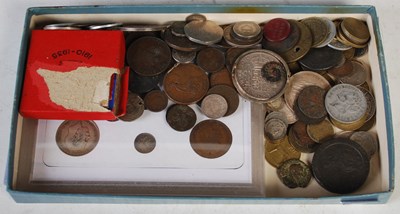 Lot 103 - A box of assorted vintage coinage.