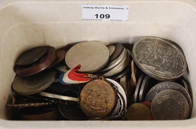 Lot 109 - A collection of assorted vintage coinage,...