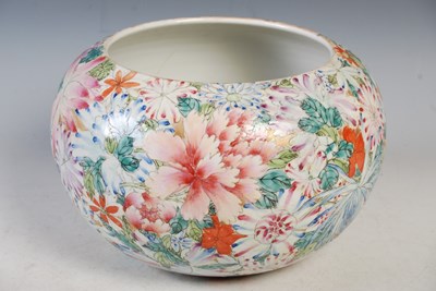 Lot 189 - A Chinese porcelain 'millefleurs' bowl, late...