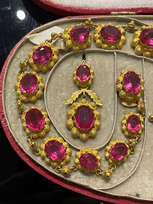 Lot 34 - A 19th century suite of yellow metal and pink...