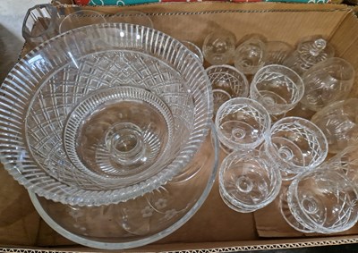 Lot 516 - A box of mixed glassware to include a large...