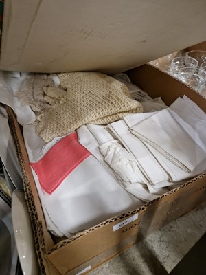 Lot 517 - A box of assorted napery, etc