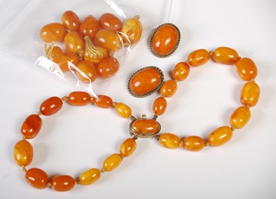 Lot 54 - A group of vintage butterscotch amber to...
