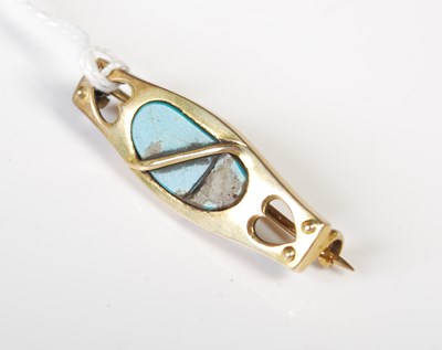 Lot 59 - An Art Nouveau yellow metal and turquoise...
