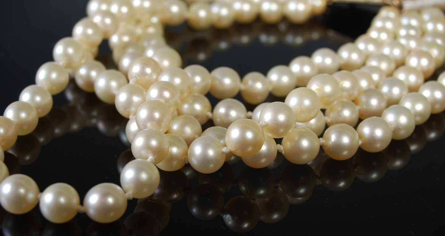 Lot 76 - A vintage four strand pearl choker with 9ct