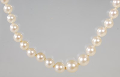 Lot 77 - A vintage graduated pearl necklace with white...