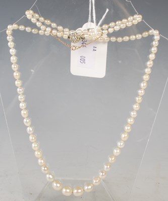 Lot 78 - A vintage graduated pearl necklace with...