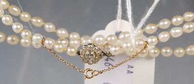 Lot 78 - A vintage graduated pearl necklace with...