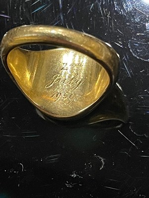 Lot 89 - An 18ct gold signet ring with blood stone...
