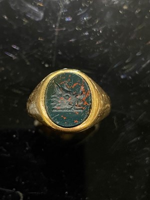 Lot 89 - An 18ct gold signet ring with blood stone...