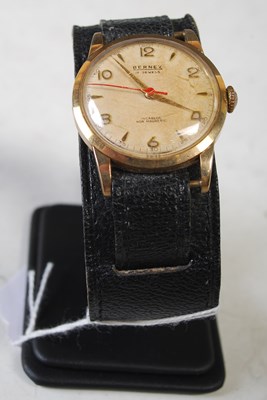 Lot 266 - A vintage gentlemans 9ct gold cased Bernex 17...