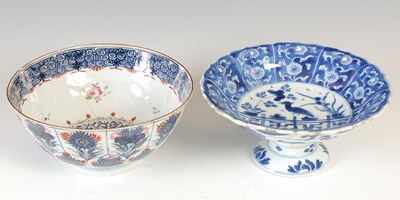 Lot 552 - A Chinese porcelain blue and white tazza, Qing...