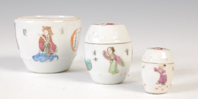 Lot 561 - A small group of Chinese famille rose...