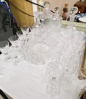 Lot 338 - A collection of assorted glassware comprising...