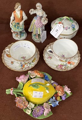 Lot 19 - A group of Continental porcelain to include a...