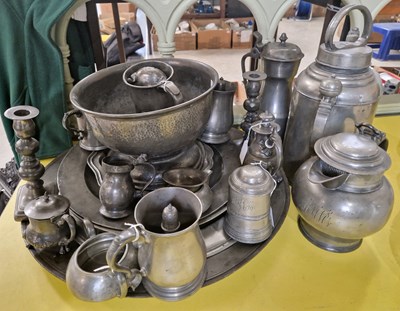 Lot 344 - A large collection of antique pewter ware to...