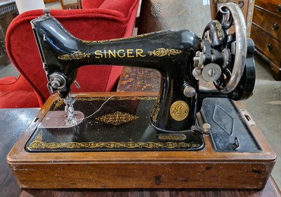 Lot 374 - An antique Singer sewing machine, serial...