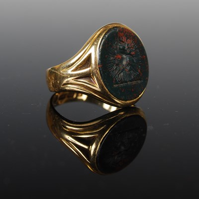 Lot 62 - An 18ct gold signet ring with bloodstone...