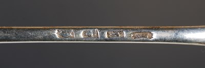 Lot 116 - A George III silver soup ladle, Old English...
