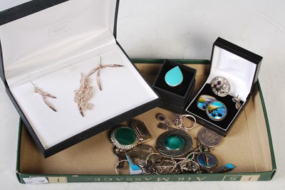 Lot 102 - A collection of jewellery to include a boxed...
