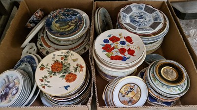 Lot 458 - Two boxes - mixed ceramics and cabinet plates...