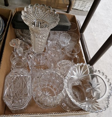 Lot 459 - Box - assorted glassware.