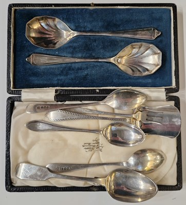 Lot 153 - A collection of silver to include a cased pair...