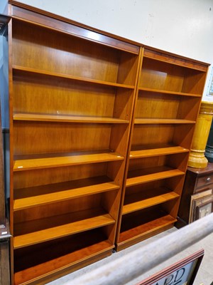 Lot 556 - A pair of modern open bookcases with...