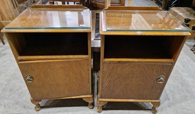 Lot 606 - A pair of walnut bedside cabinets with open...