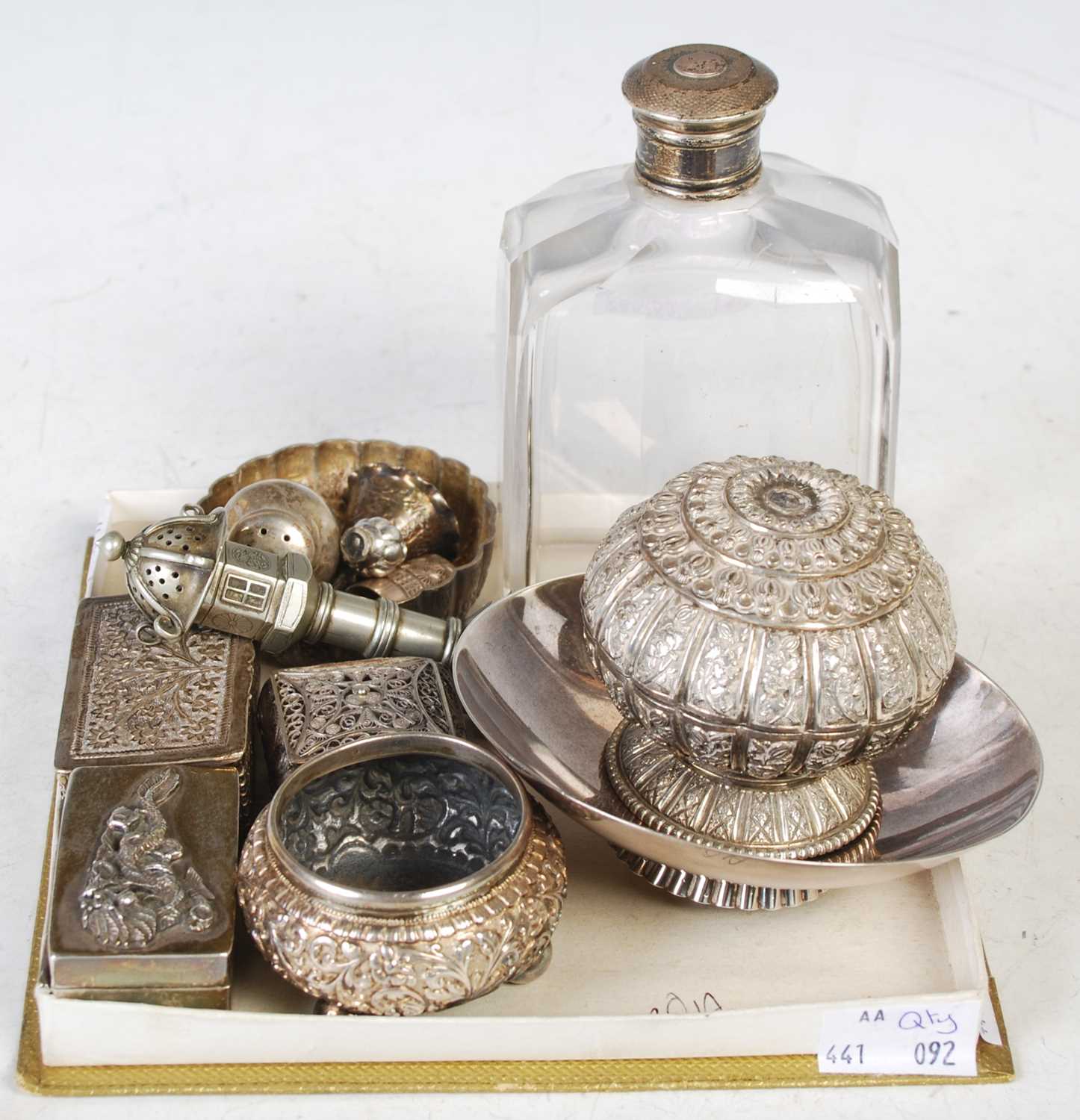 Lot 119 - A collection of assorted silver and white...