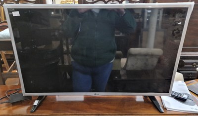 Lot 628 - A LG HD flatscreen TV.