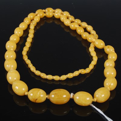 Lot 89 - A vintage graduated amber type bead necklace,...
