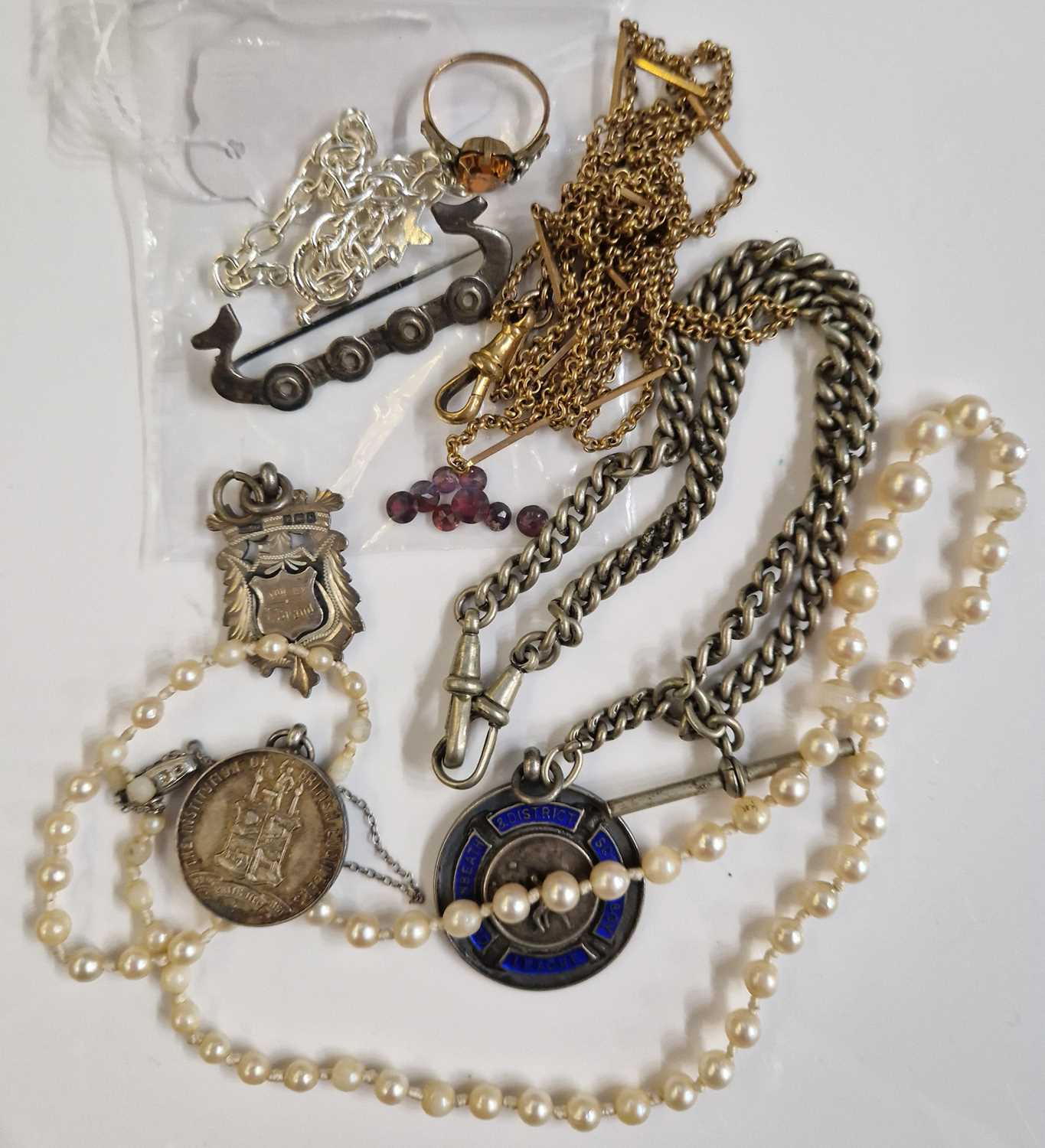 Lot 101 - A collection of assorted costume jewellery to...