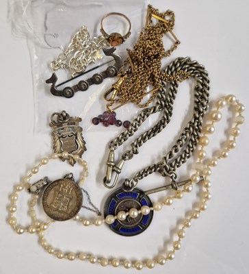 Lot 101C - A collection of assorted costume jewellery to...