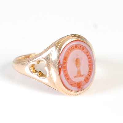 Lot 451E - A 15ct gold and agate signet ring, set with an...