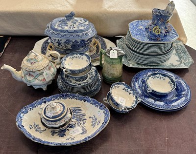 Lot 476 - A collection of Victorian and later ceramics...