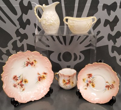 Lot 485 - A Nautilus porcelain trio, decorated with red...