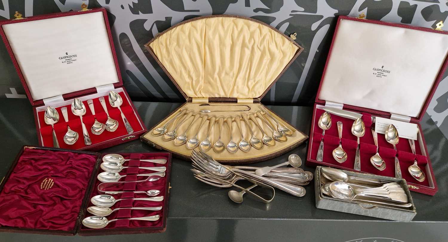 Lot 519 - A collection of EPNS ware to include a cased...