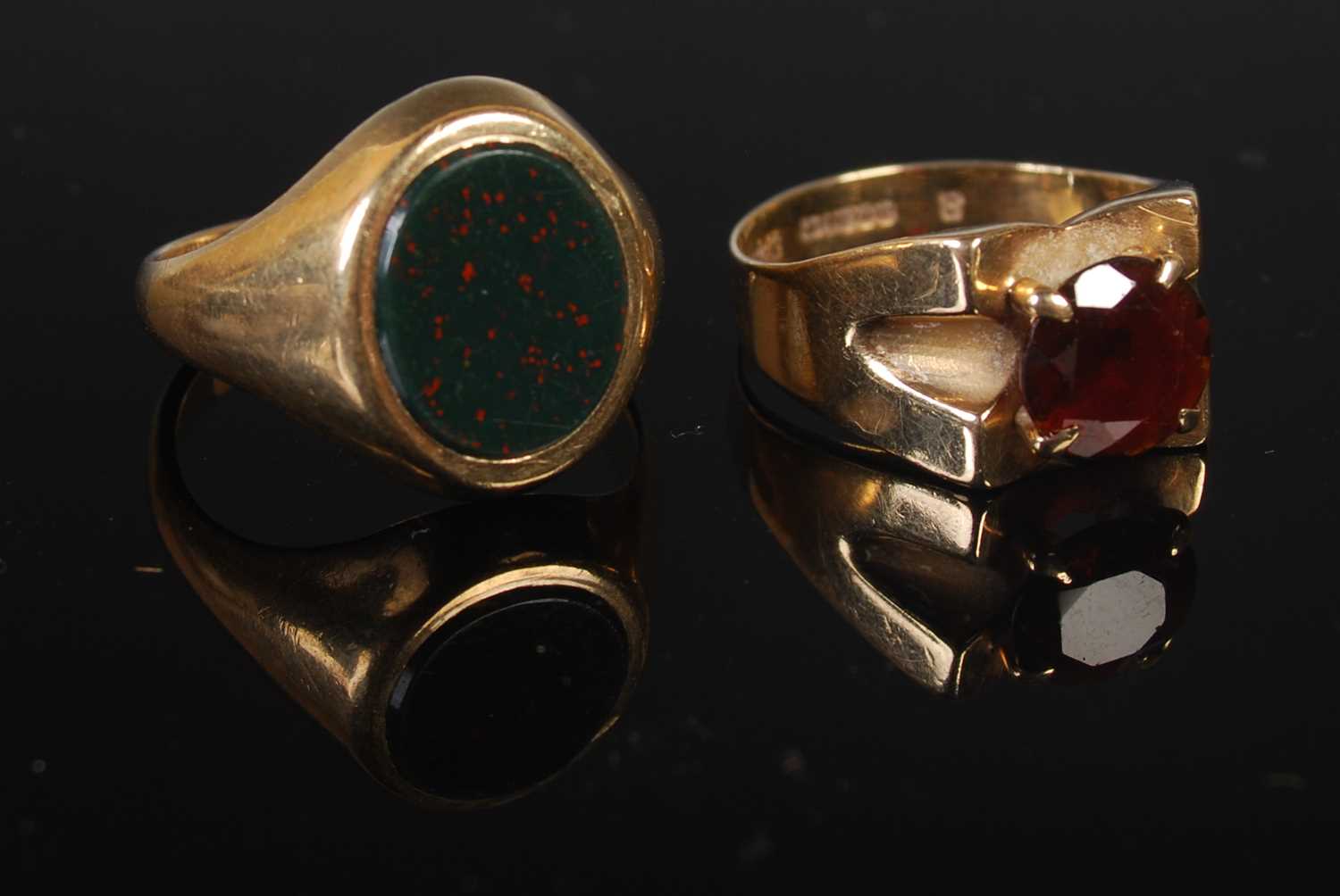Lot 71 - Two 9ct gold rings comprising a 9ct gold