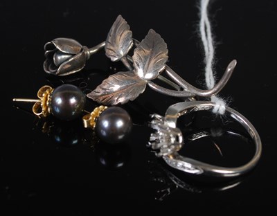 Lot 81 - A group of jewellery to include a white metal...