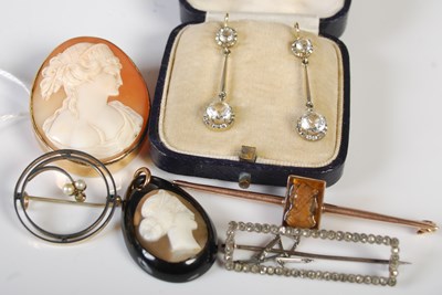 Lot 37 - A group of jewellery to include a 9ct gold...