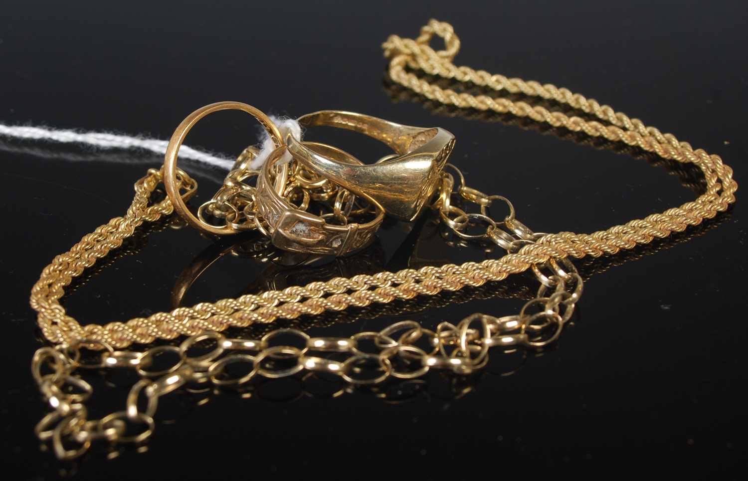 Lot 37 - A group of gold jewellery to include an 18ct...