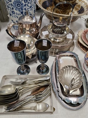 Lot 558 - A collection of EP and other mixed metalware...