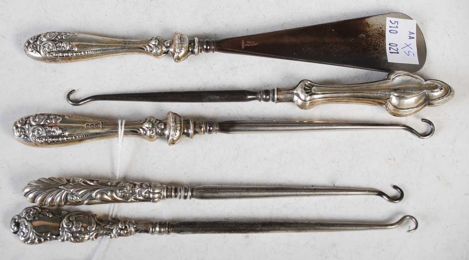Lot 138 A silverhandled shoehorn together with four