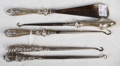 Lot 138 - A silver-handled shoehorn together with four...